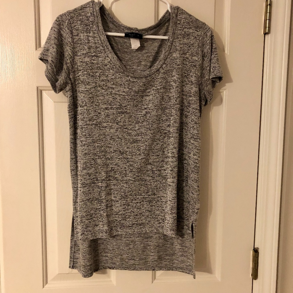 Love J Grey Scoop Neck Short Sleeve T-shirt, Sz M